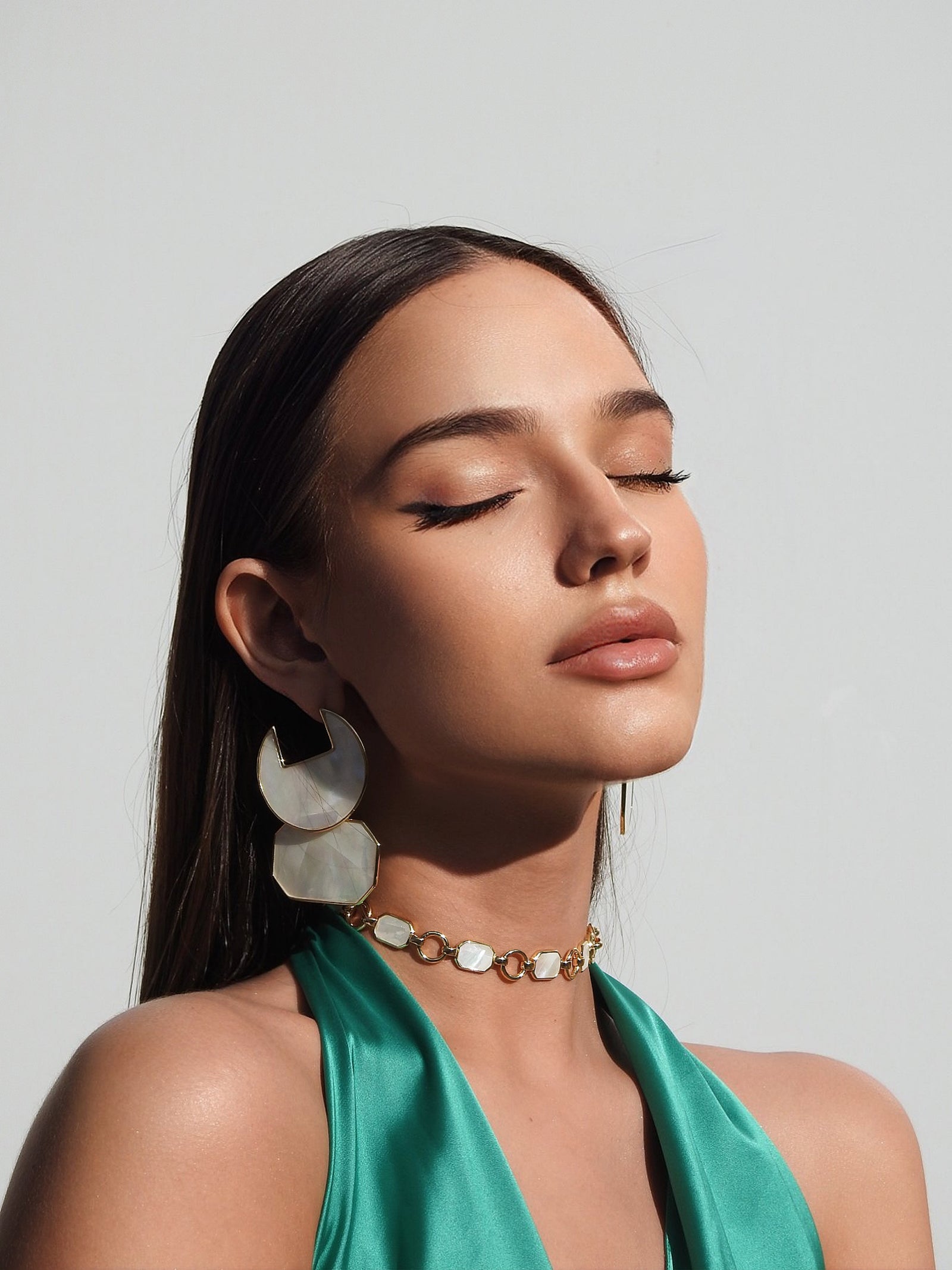 Icon Organic White Mother of Pearl Choker